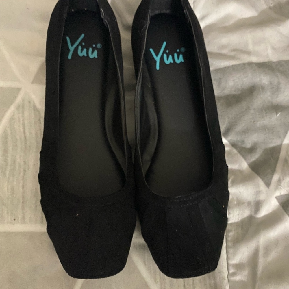Yuu small wedge dress shoe- black - size 6m NEW